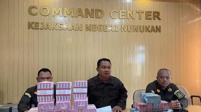 Kejari Nunukan saat memperlihatkan hasil sitaan uang Rp 2,5 miliar dari tiga terpidana kasus korupsi pengadaan septic tank. (istimewa)