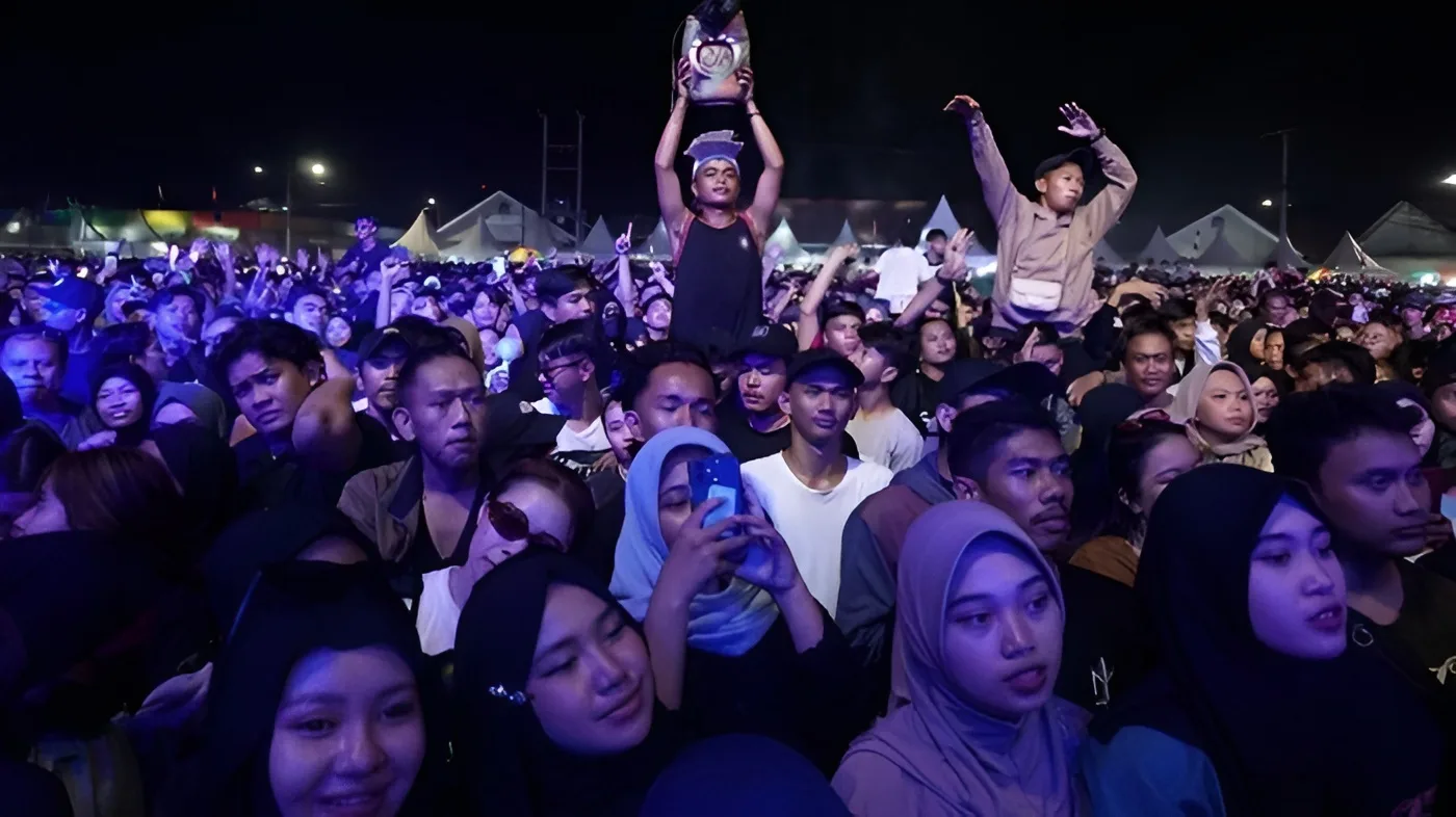 Malam puncak Pesta Laut "Pesisir Nusantara 2024" pada Minggu (3/3/2024) malam dimeriahkan banyak artis, di antaranya, Kiki Bintang Pantura, Guyon Waton dan Dj Pehol. (Istimewa)