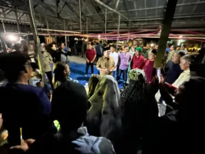 Foto: Wakil Bupati Kukar, Rendi Solihin langsung turun tangan dengan mendatangi lokasi kebakaran di Sebulu. Ia datang dengan membawa sejumlah bantuan berupa sembako dan paket bantuan lainnya.