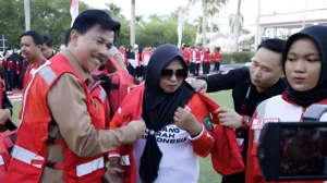 Foto: Sekkab kukar, Sunggono bersama relawan PMI Kukar (Istimewa)