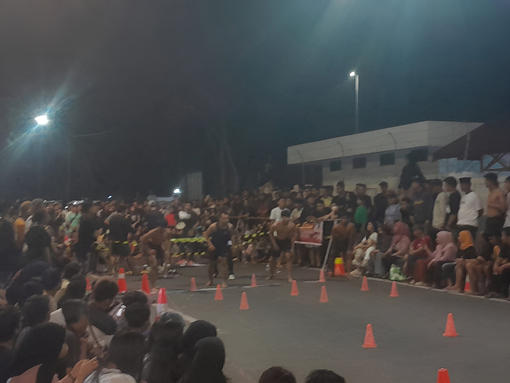 Foto: Jalan Mayjen Sutoyo di Tenggarong, Kutai Kartanegara, mulai sesak memasuki tengah malam. Ratusan warga berkumpul di jalan tersebut. Mereka bersiap menyaksikan balap lari bertajuk Run Street Ramadhan Cup 2024.