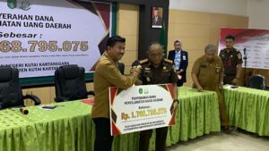 Foto: Suasana penyerahan kerugian uang daerah dari dua tindak pidana korupsi yang terjadi di Kukar. (Istimewa)