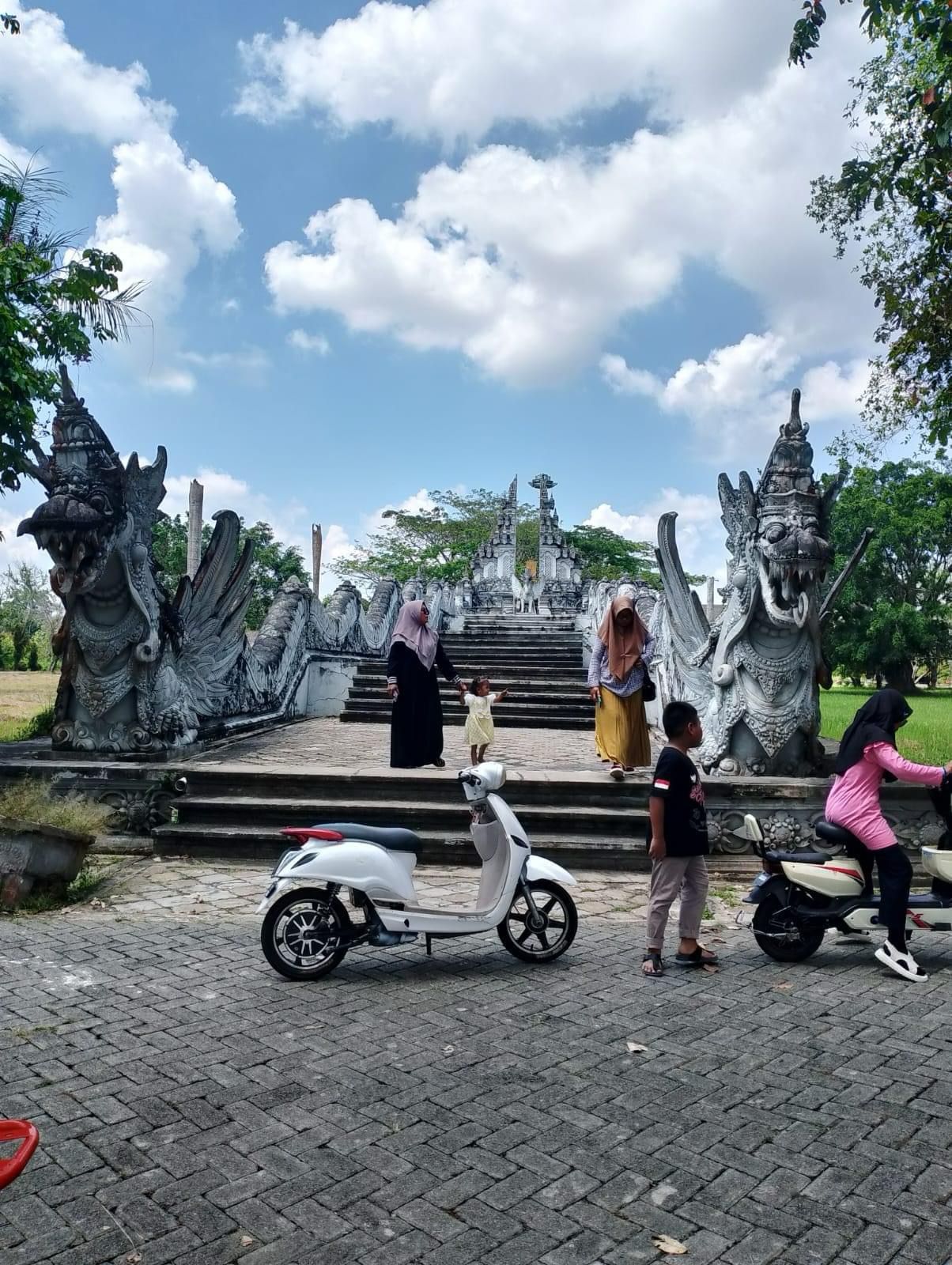 Foto : Suasana di Pulau Kumal, Tenggarong saat libur lebaran (Istimewa)