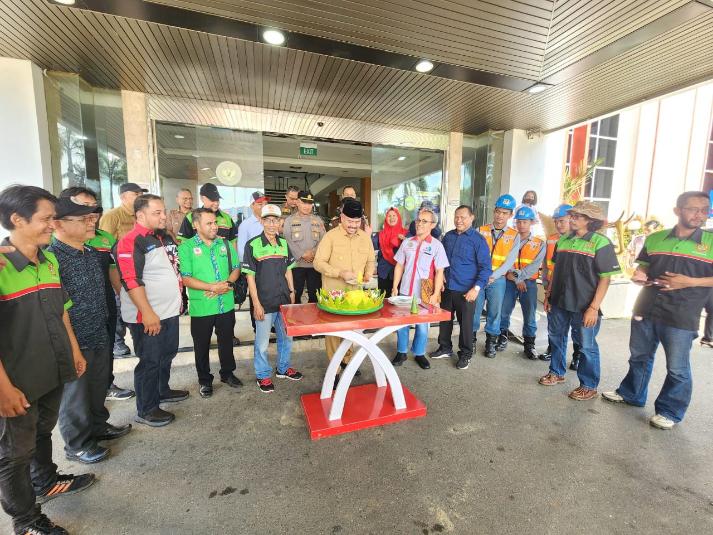 Foto : Suasana pelaksanaan upacara untuk memperingati May Day di Kukar (Istimewa)