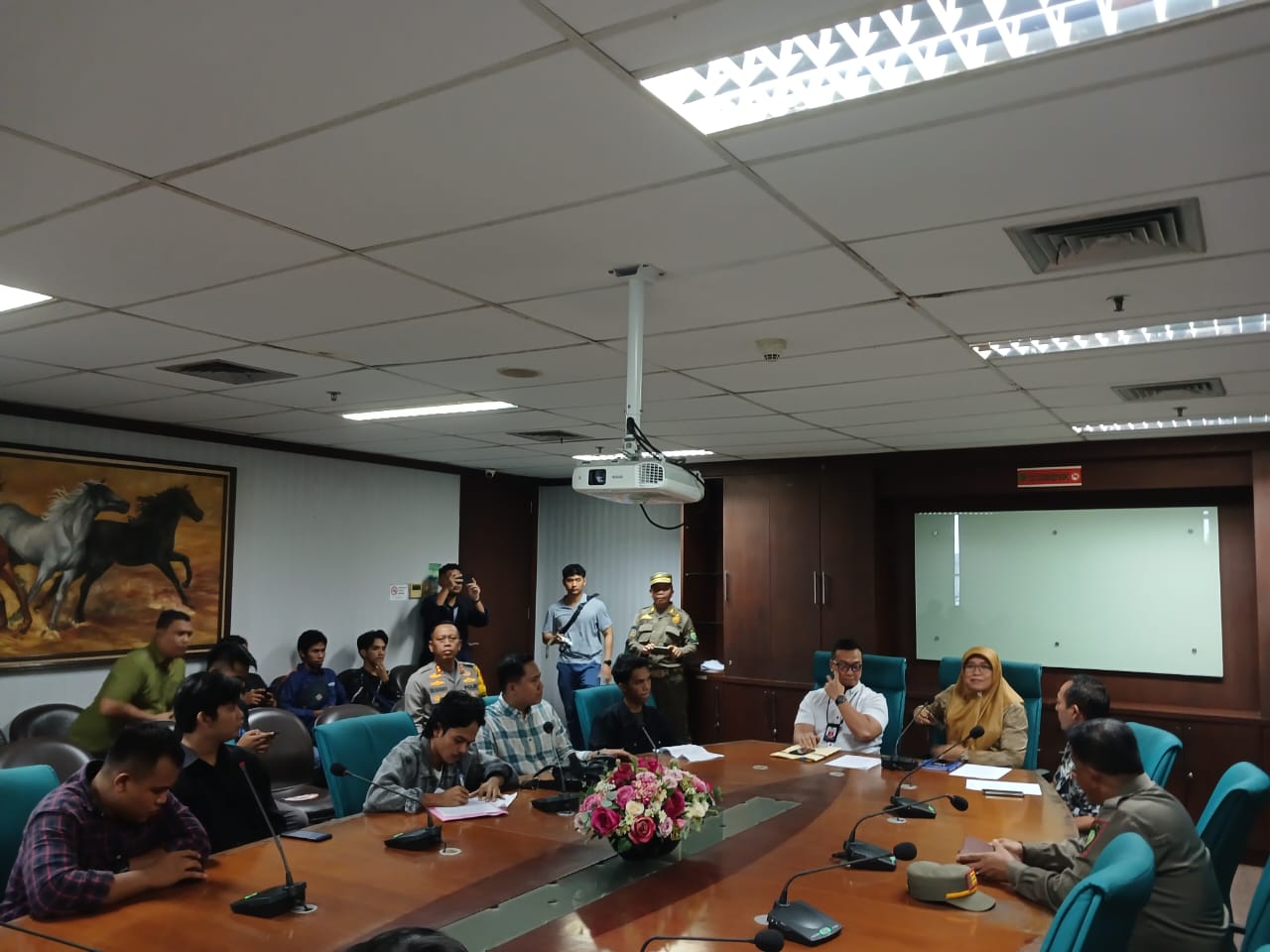 AMPL-KT saat melakukan mediasi bersama Kepala Inspektorat Kaltim M Irfan Prananta, Kamis (11/7/2024).