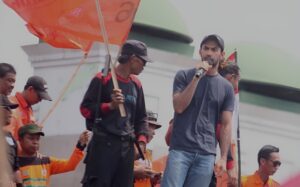 Foto: Reza Rahadian Ikut Demo Tolak Revisi UU Pilkada di Depan DPR RI.