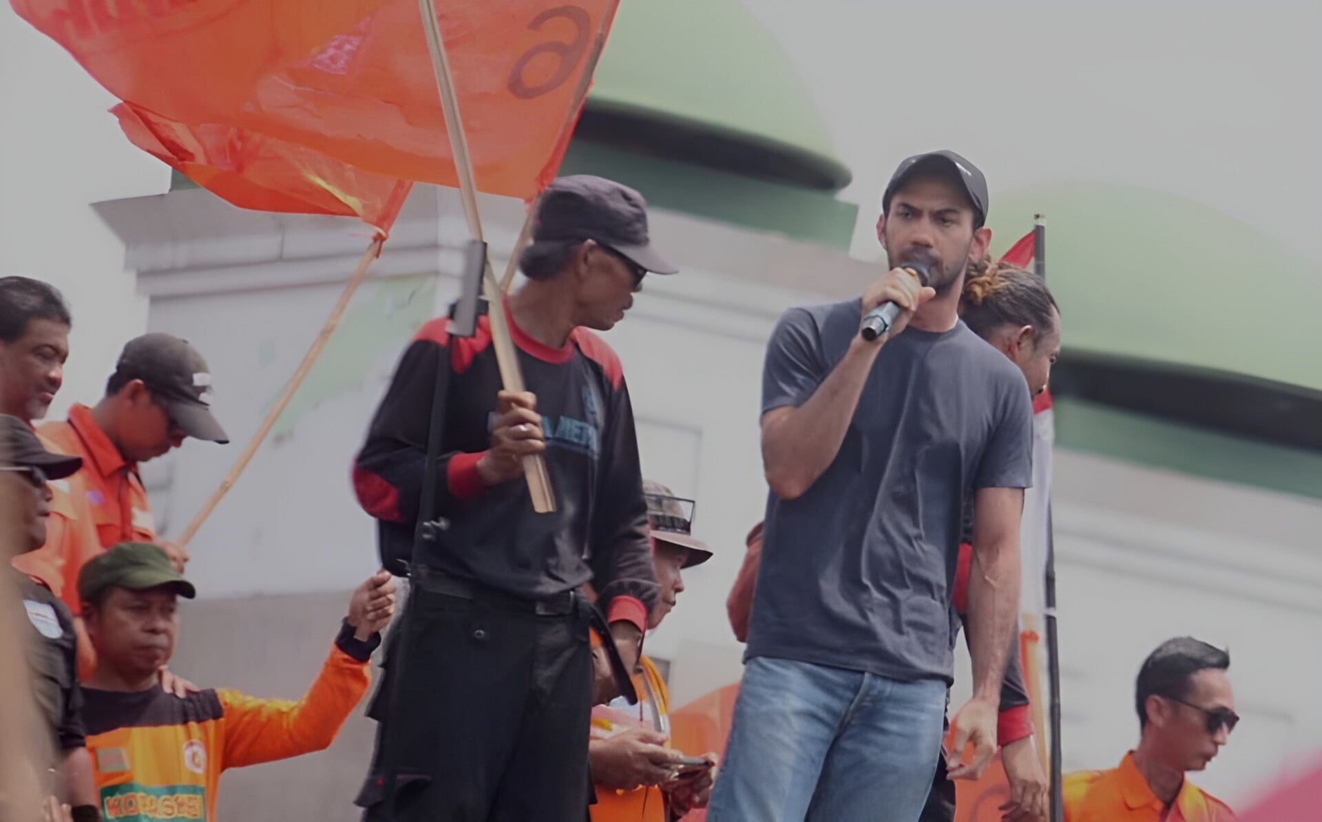 Foto: Reza Rahadian Ikut Demo Tolak Revisi UU Pilkada di Depan DPR RI.