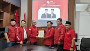 Foto: Penyerahan Surat Rekomendasi oleh Bendahara DPD PDI Perjuangan Kalimantan Timur (Kaltim) Muhammad Samsun kepada Rendi Solihin, Sabtu (24/8/2024).