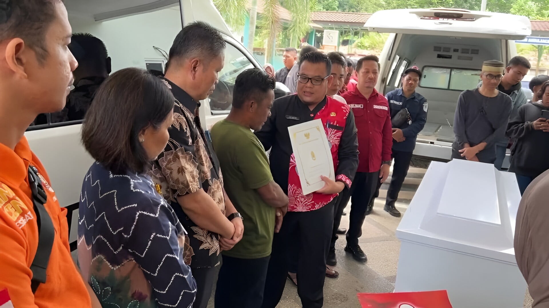 Foto: Penyerahan Bantuan Kepada Keluarga Korban Kebakaran Loa Ipuh oleh Pemkab Kukar.