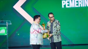 Foto: Wakil Bupati Kukar Rendi Solihin menerima Penghargaan Wahana Tata Nugraha (WTN) Tahun 2024.