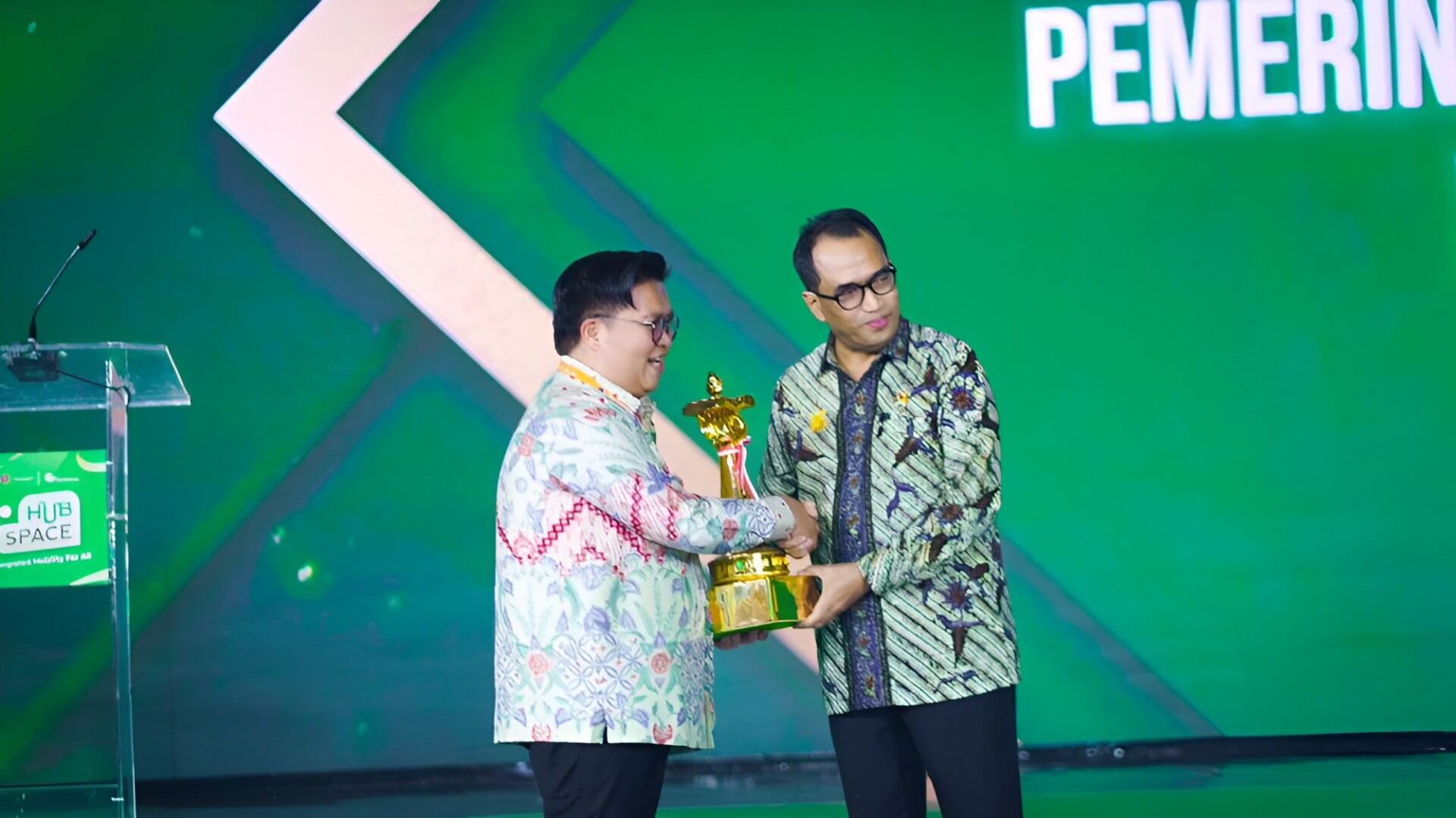 Foto: Wakil Bupati Kukar Rendi Solihin menerima Penghargaan Wahana Tata Nugraha (WTN) Tahun 2024.