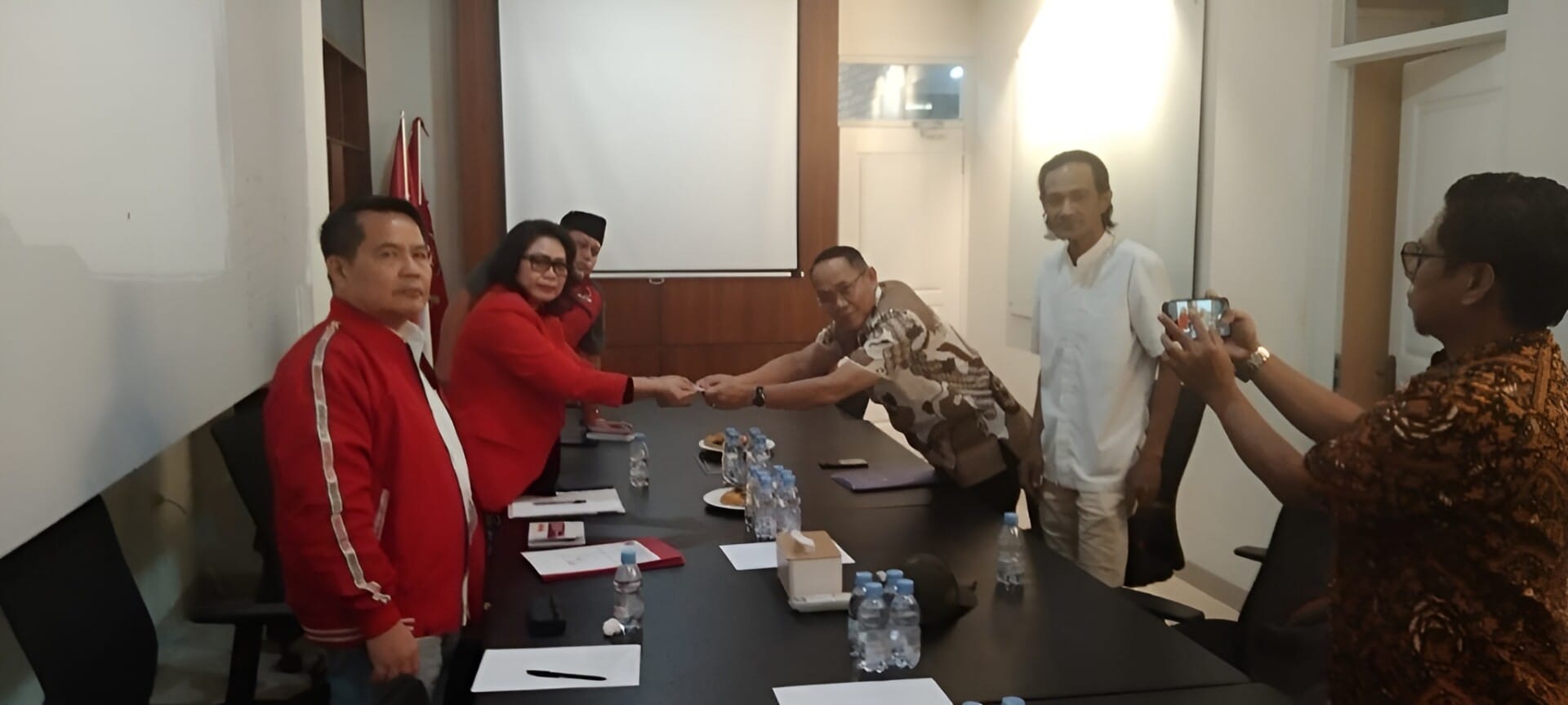 Foto: Pengembalian KTA PDI Perjuangan oleh Rusmadi mengenakan batik coklat diterimakan Wakil Ketua Bidang Kehormatan DPD PDIP Kaltim, Veridiana Huraq Wang di kantor DPD PDI Perjuangan Provinsi Kaltim Jl Abdul Wahab Sjahranie Samarinda.