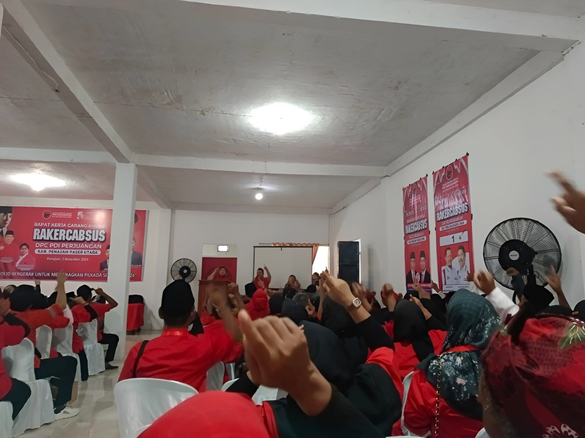 Foto: Atmosfer penuh semangat terlihat membara saat ratusan kader PDIP berkumpul di Kantor Dewan Pimpinan Cabang (DPC) Penajam Paser Utara (PPU)