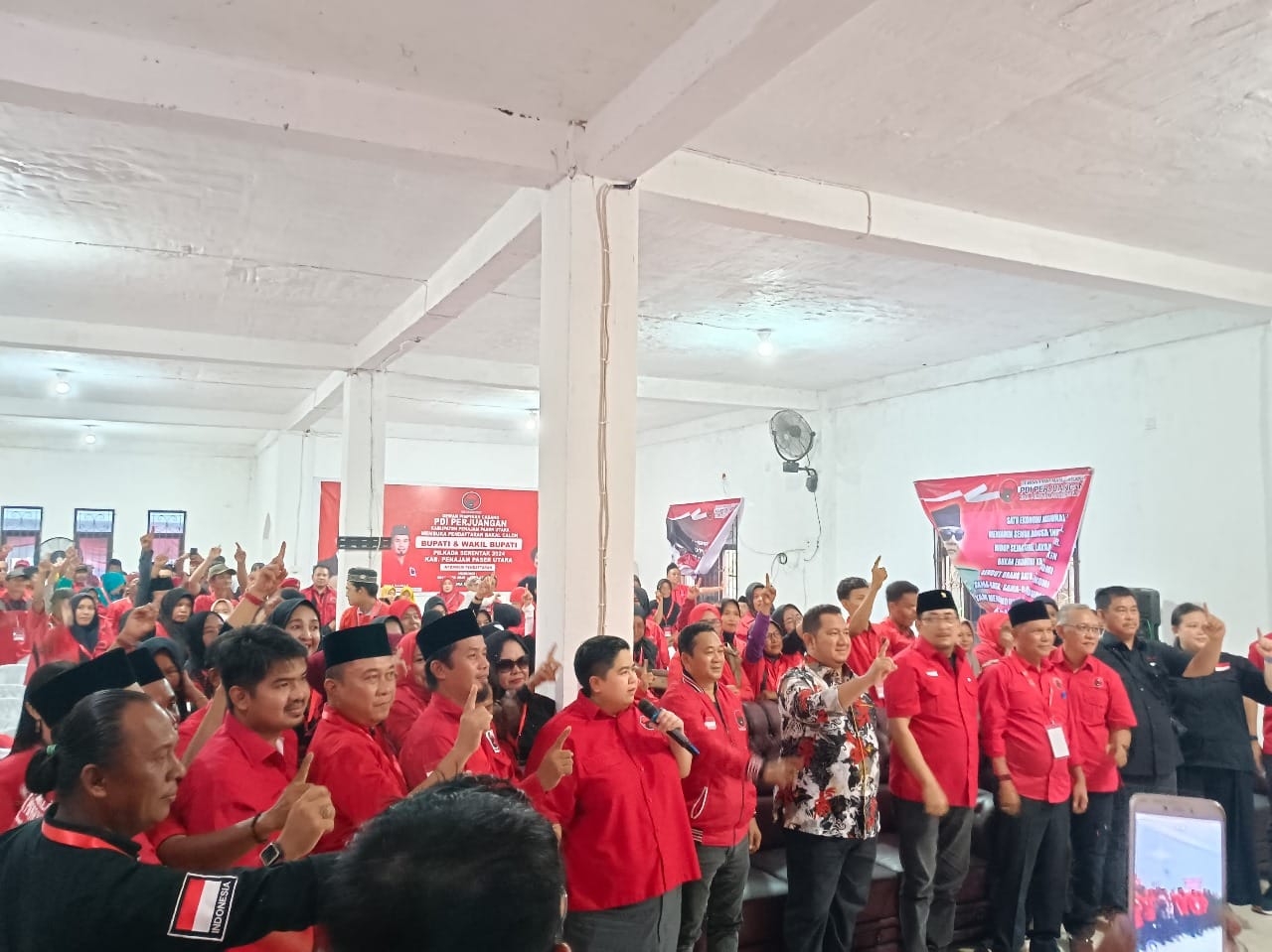 Foto: Kantor Dewan Pimpinan Cabang (DPC) PDIP di Penajam Paser Utara (PPU) dipenuhi ratusan kader yang bertekad memperkuat barisan untuk memenangkan kontestasi Pilkada mendatang.