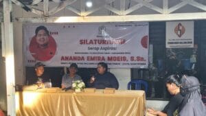 Foto: Ananda Emira Moeis Saat menyerap aspirasi masyarakat di Jalan Jenderal Sudirman, Gang 4 RT 7, Samarinda, pada Senin (4/11/2024)