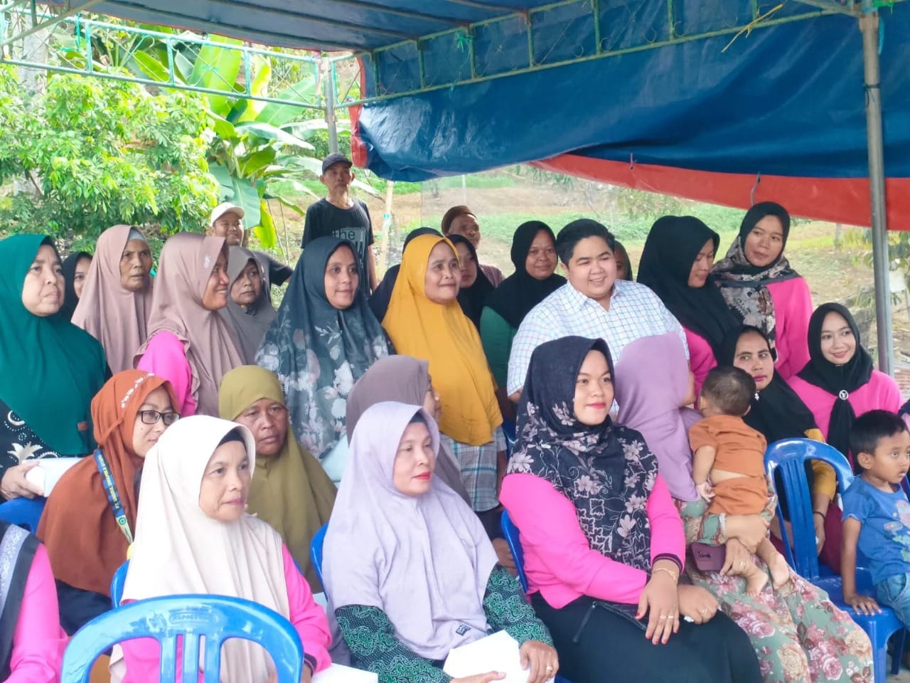 Foto: Wakil ketua DPRD Kaltim, Ananda Emira Moeis Bersama warga RT 36, kelurahan Lempake, kecamatan Samarinda Utara.