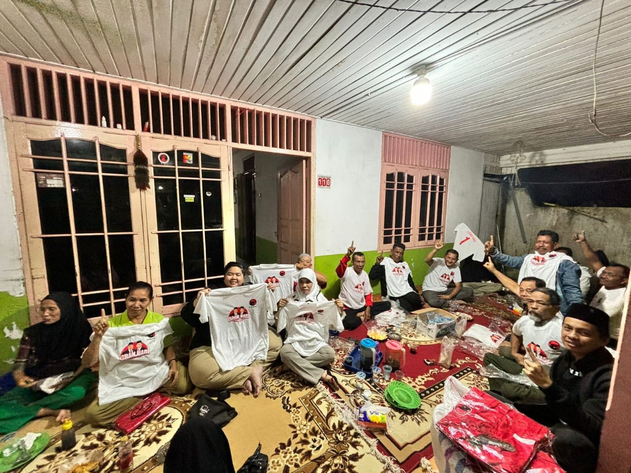 Foto: Ananda Emira Moeis dan Ronal Stephen Bersama Pengurus PAC PDI Perjuangan Sungai Kunjang di Kediaman Ketua PAC