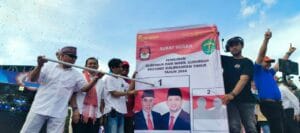 Foto: Pasangan Calon Gubernur dan Wakil Gubernur, Isran Noor dan Hadi Mulyadi saat sedang Demonstrasi Coblos Surat Suara.