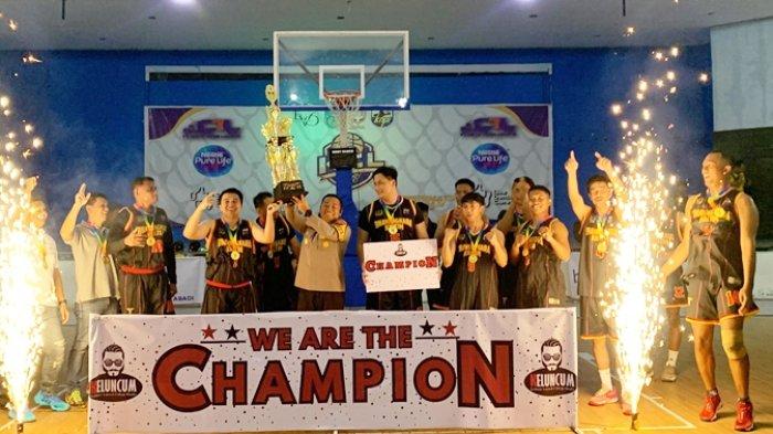 Foto: Tim Basket Bhayangkara Polda Kaltim berhasil keluar sebagai juara pertama dalam pertandingan final "Keluncum Corporate League".