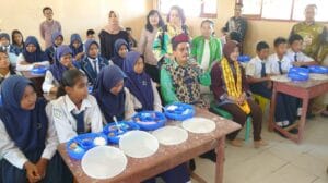 Foto: Sejumlah pelajar di Nunukan menikmati MBG yang menjadi Program Nasional gagasan Prabowo - Gibran.